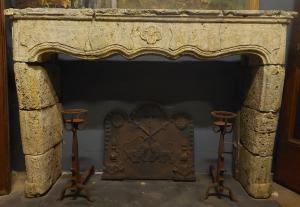 chp347 - Burgundy stone fireplace, 17th century, measures cm w 194 x h 132